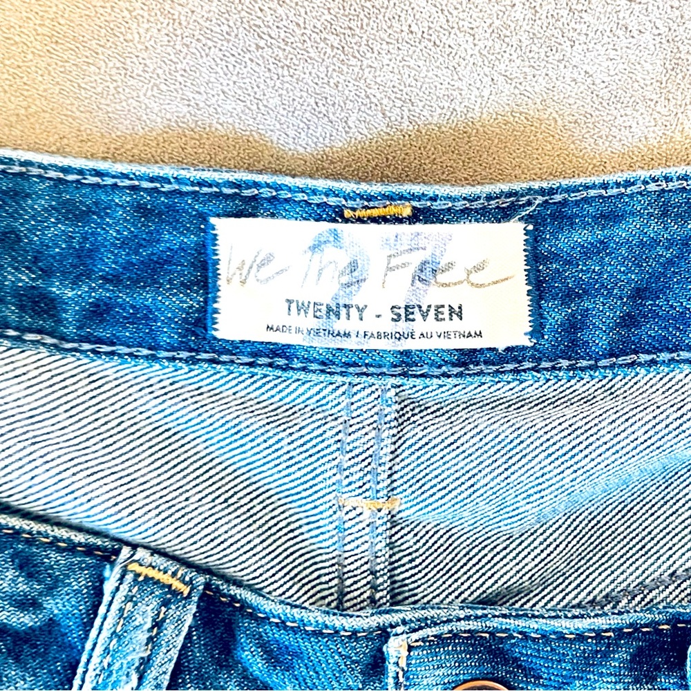 Free People 5 button sexy bandit look jean shorts. Great condition.. Size 27 - Picture 3 of 4